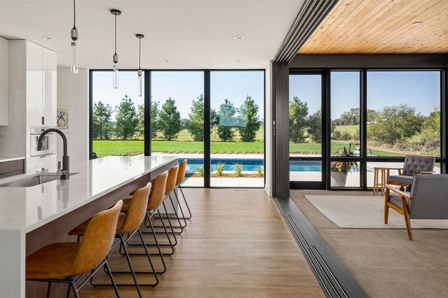No load-bearing walls: how exterior aluminum framing unlocks open floor plans